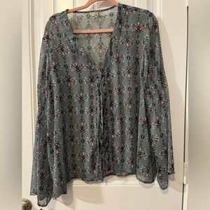 Eyeshadow Blouse 2X with grommets and tie front. Blueish gray with gold metallic